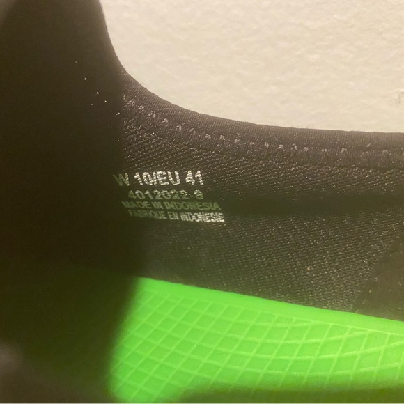 WOMEN'S OOFOS OOMG EEZEE LOW SHOE - BLACK size 10 - Picture 2 of 5